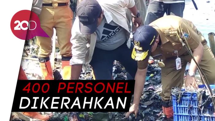 Saat Anies Turun Tangan Angkut Sampah di Muara Angke