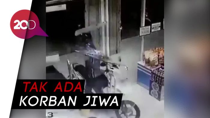 Anak Betot Gas Motor Terus Tabrak Minimarket