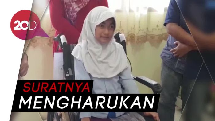 Suratnya Viral, Bocah Ini Dapat Kursi Roda dari Jokowi