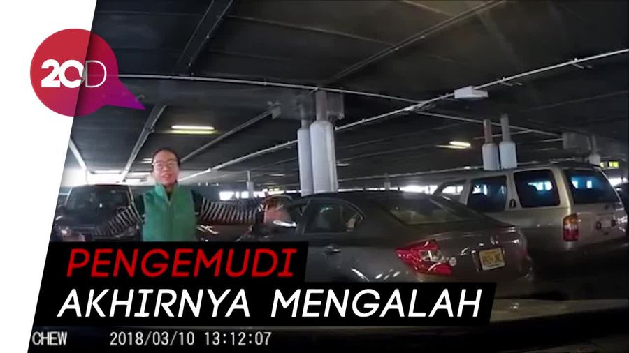 Bersilat Lidah Berebut Tempat Parkir