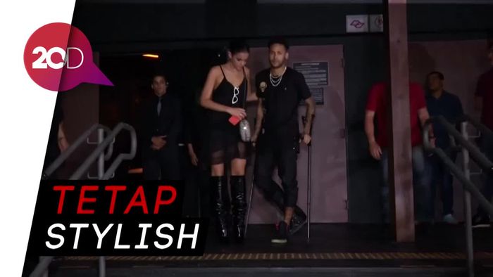 Pakai Kruk, Neymar Datangi Kelab Malam