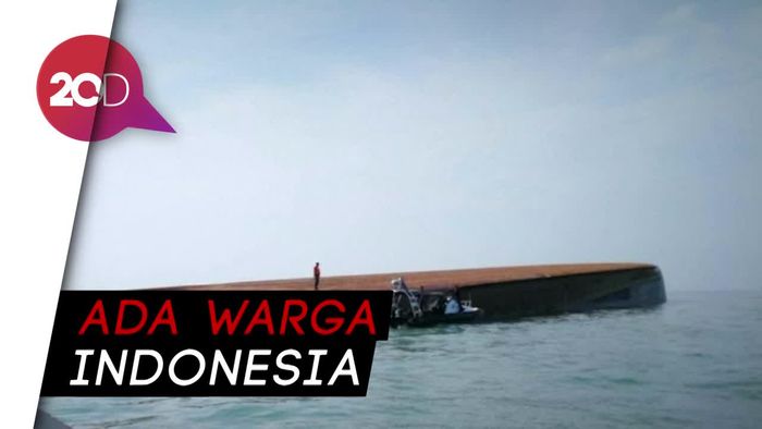 Nahas! Kapal Penambang Pasir Terbalik di Malaysia