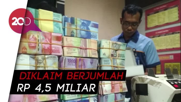 Polisi Pamer Ribuan Lembar Uang Mainan Mujiono, Ada Dolar AS