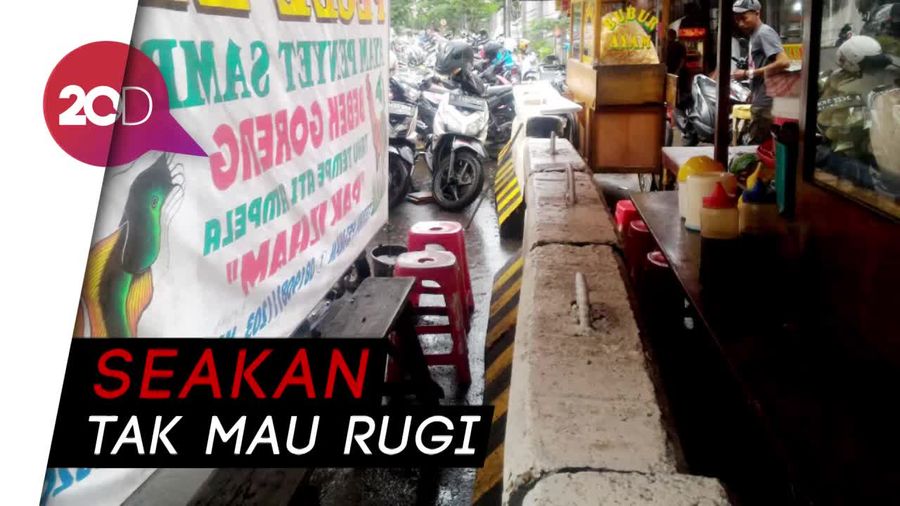 Saat Pembatas Jalan Jadi Meja Makan PKL