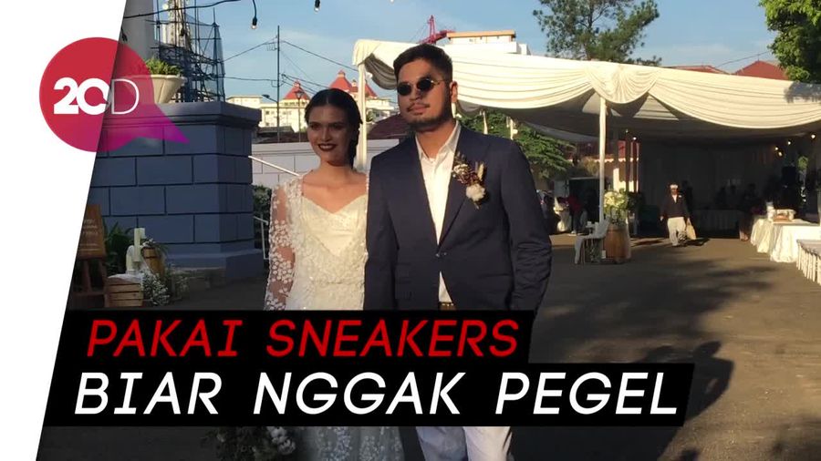 Beda! Petra Sihombing dan Firrina Pakai Sneakers Saat Nikah
