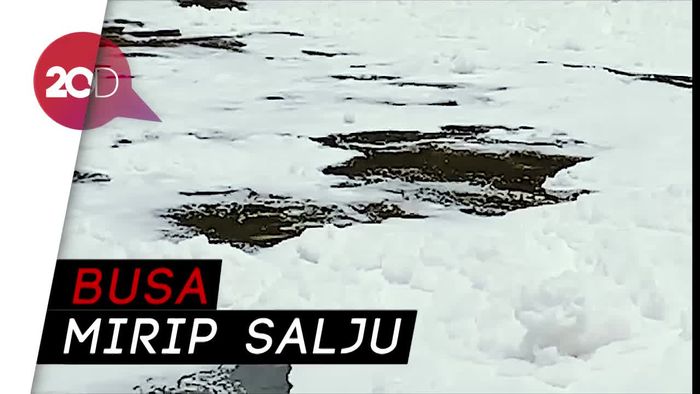 Ada Salju Selimuti Pintu Air BKT Marunda Jakarta Utara