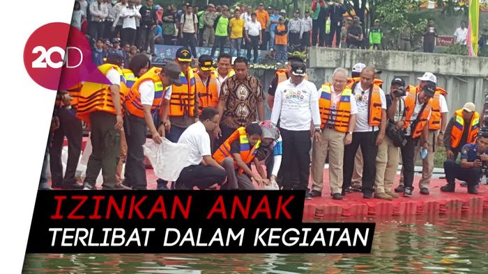 Tinjau Kampung Warna-warni, Anies Ajak Anak Naik Perahu Karet