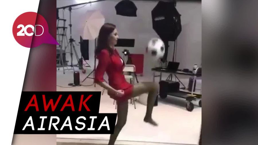 Keren! Pramugari Cantik Ini Lihai dalam Juggling Bola