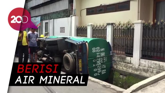 Truk Tangki Terguling ke Saluran Air di Matraman