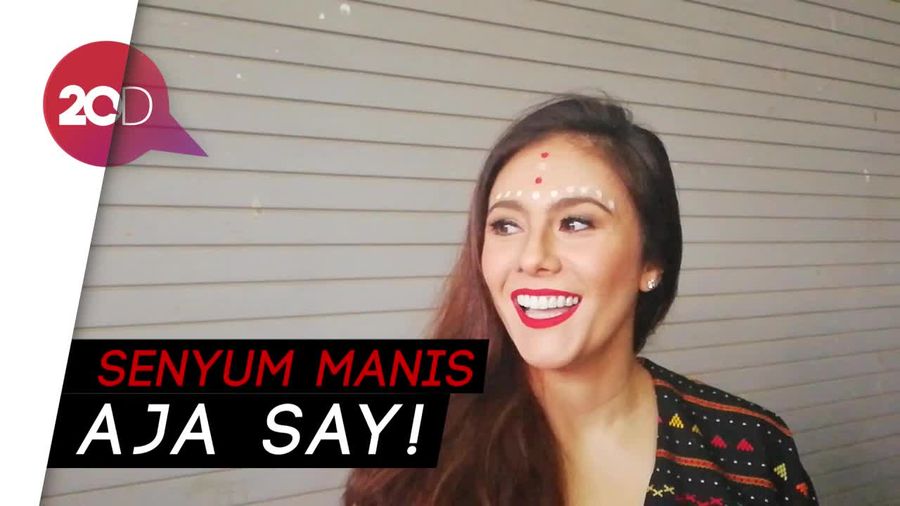Wulan Guritno Nervous Memeragakan Busana Karya Ghea Panggabean 