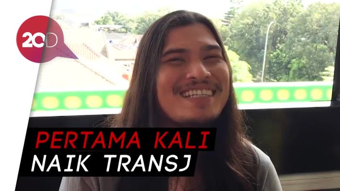 Lihat Yuk Keseruan Virzha Ngamen di Bus TransJakarta