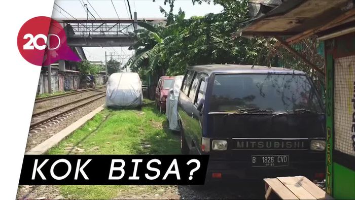 Duh.. Bantaran Rel Disulap Jadi Parkiran dan Peternakan