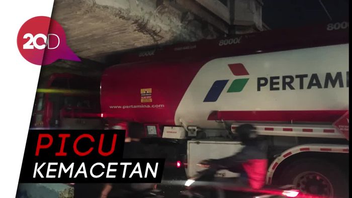 Truk Tangki BBM Tersangkut di Jembatan Matraman