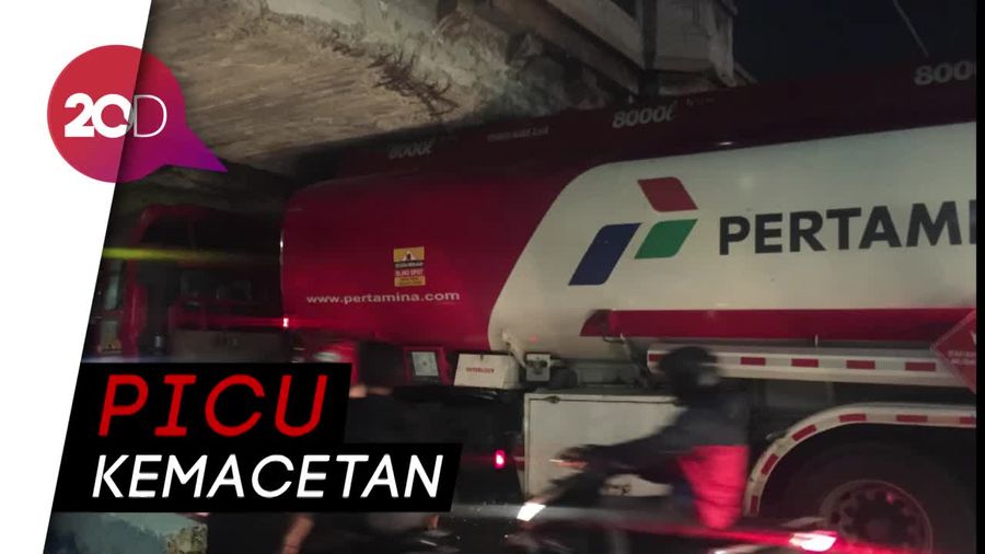 Truk Tangki BBM Tersangkut di Jembatan Matraman