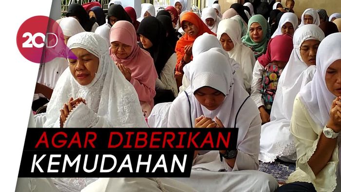 Momen Haru Orang Tua dan Anak Berdoa Jelang UN