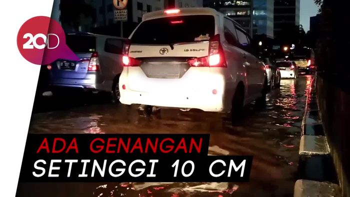 Diguyur Hujan Deras, Jalan Rasuna Said Macet Parah