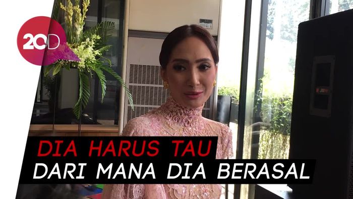 Artika Sari Devi Ajarkan Anak Bahasa Jawa