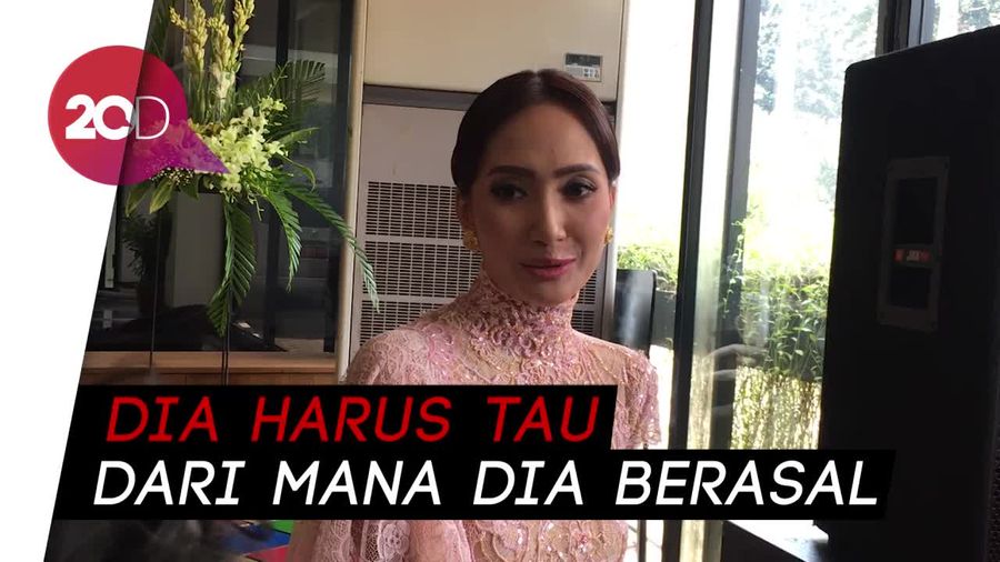 Artika Sari Devi Ajarkan Anak Bahasa Jawa