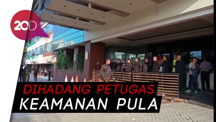 Kedatangan Satpol PP Disambut Demo Karyawan Alexis