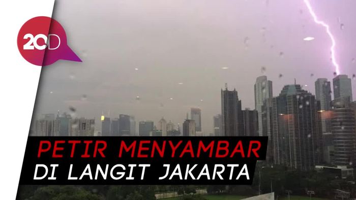 Seram! Hujan Angin Disertai Petir Melanda Jakarta