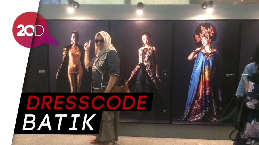 Batik Warnai Indonesia Fashion Week Hari Kedua 