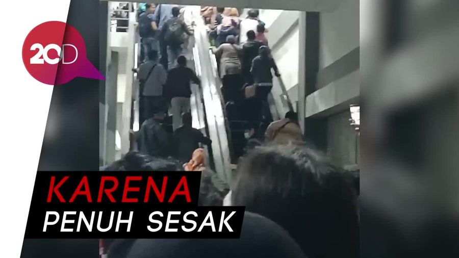 Viral! Eskalator Turun Ramai-ramai Dipakai Naik di Stasiun Duri