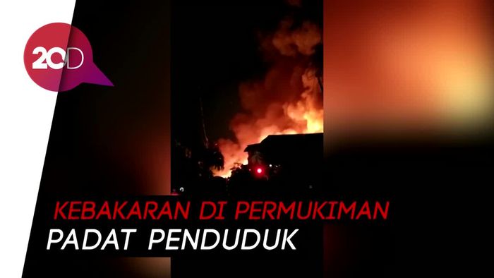 Kebakaran Hebat di Taman Kota, Dua Petugas Damkar Luka