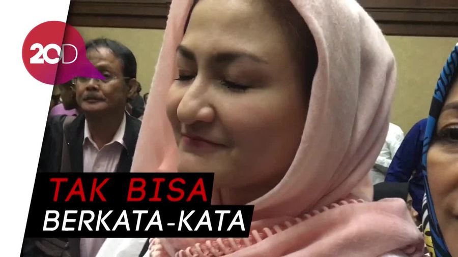 Ekspresi Deisti saat Ditanya soal Tuntutan Novanto