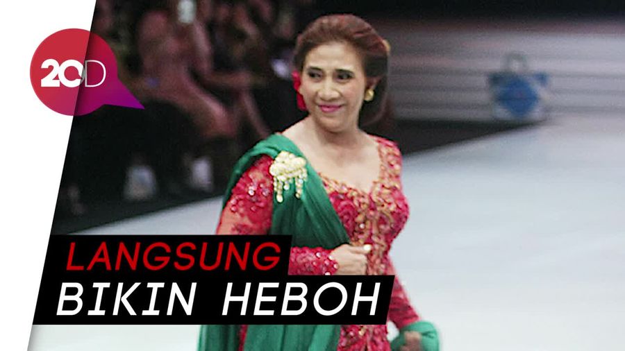 Gaya Lenggak-lenggok Menteri Susi di Catwalk yang Memikat