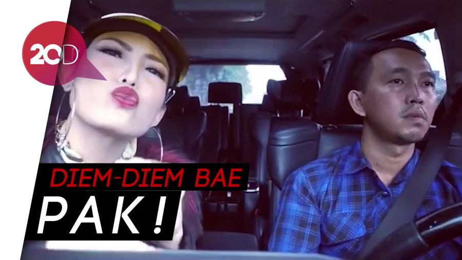 Lagi! Ayu Dewi Joget Heboh di Mobil, Sopirnya Bermuka Datar