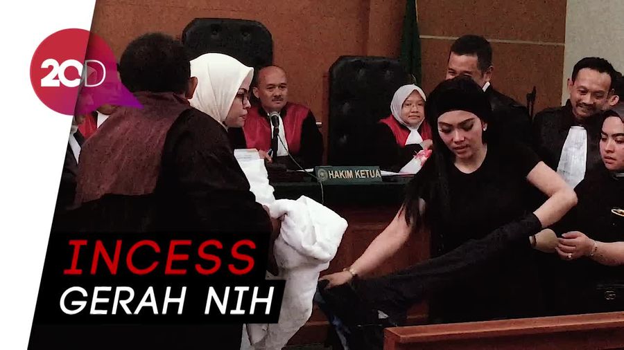 Gerah! Syahrini Buka Jaket di Sidang First Travel