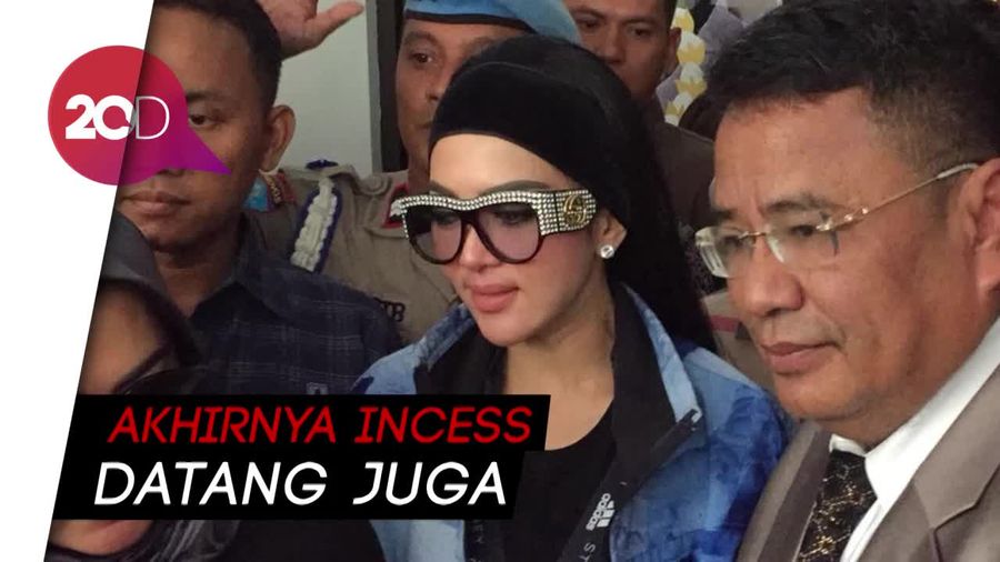 Syahrini Berdesakan Hadir di Sidang First Travel
