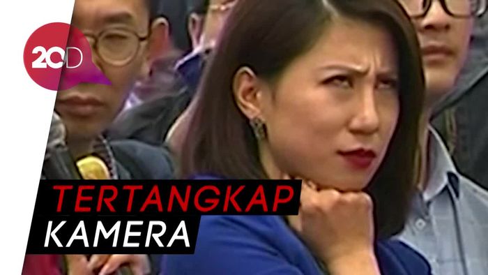Kocak! Ketika Jurnalis China Ini Curi Perhatian Parlemen
