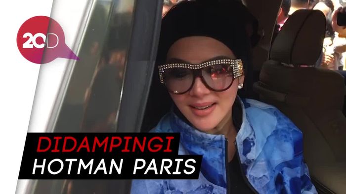 Berkacamata Bling-bling Gaya Syahrini di Sidang First Travel