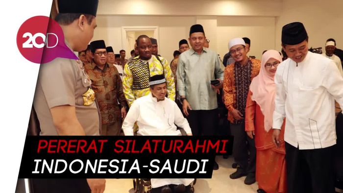 Wakapolri Dihadiahi Jubah dan Haji oleh Ulama Mekah