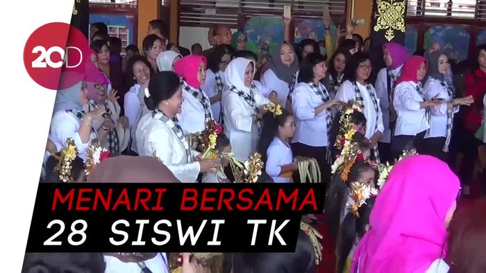 Lihat Ibu Negara Iriana Menari Pendet Bersama Anak TK