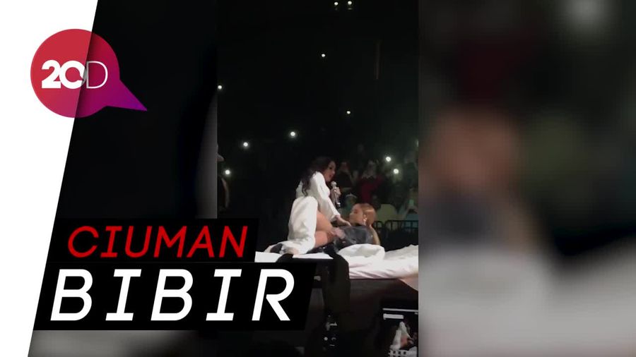 Demi Lovato dan Kehlani Ciuman di Panggung!