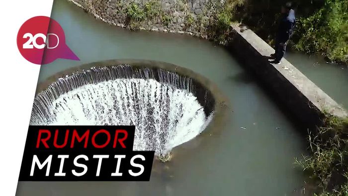 Warga Dihebohkan Dengan Sumur Aneh di Tengah Aliran Sungai 