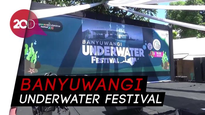 Kerennya Atraksi Tari Gandrung di Bawah Laut
