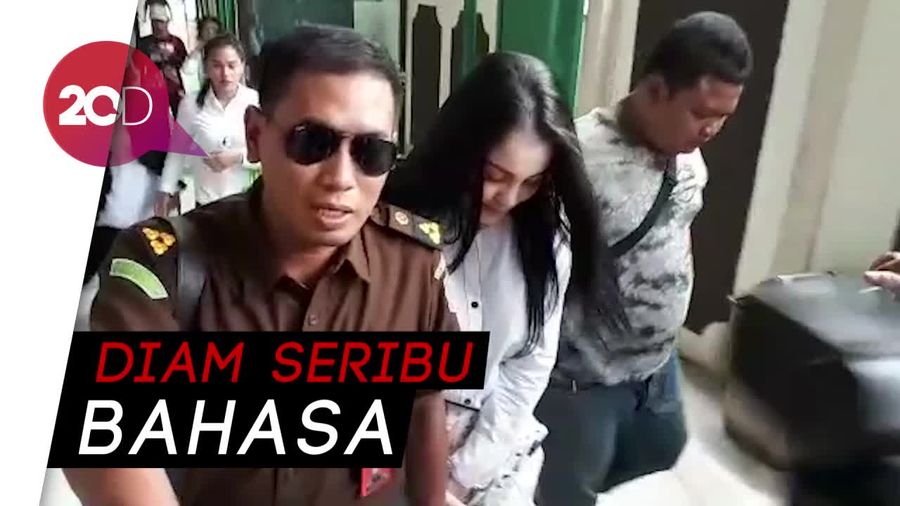 Penampilan Jennifer Dunn Saat Tiba di PN Jaksel