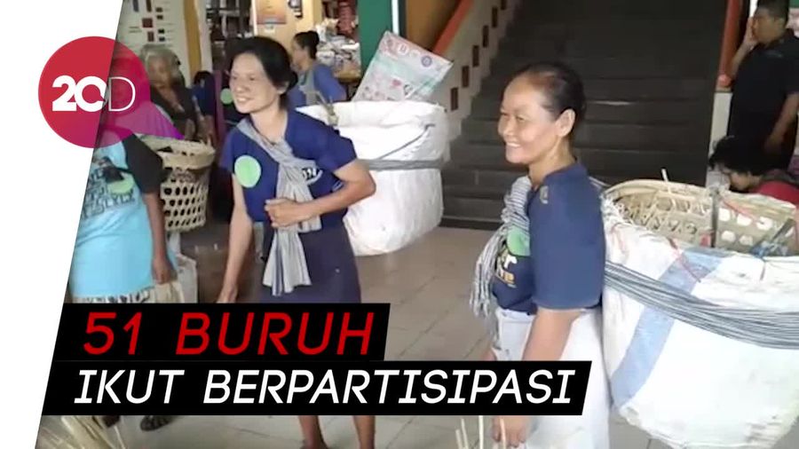 Keseruan Fashion Show ala Buruh Gendong Pasar Beringharjo