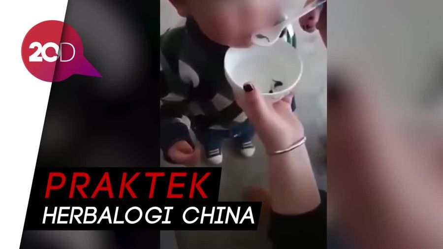 Heboh Video Seorang Anak Diberi Makan Kecebong Hidup