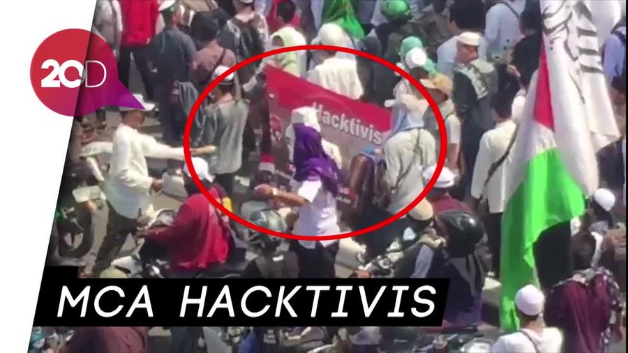 Ada Spanduk Muslim Cyber Army Membentang di Demo Sukmawati