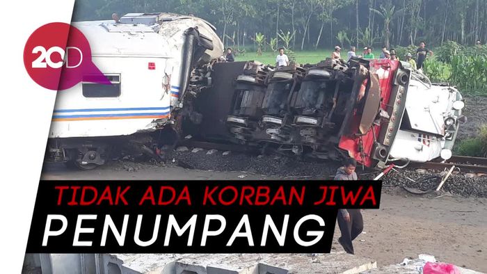 Empat Alat Berat Dikerahkan untuk Evakuasi KA Sancaka