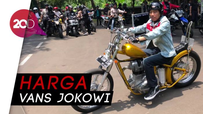 Jokowi Pakai Koleksi Vans x Metallica Saat Touring