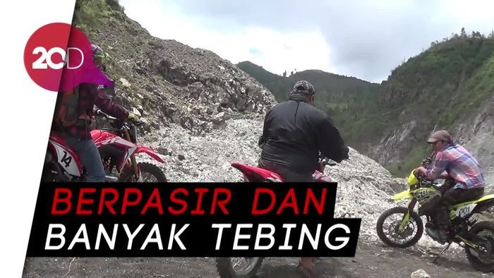 Seru! Main Motor Trail di Kawah Tua Gunung Soputan