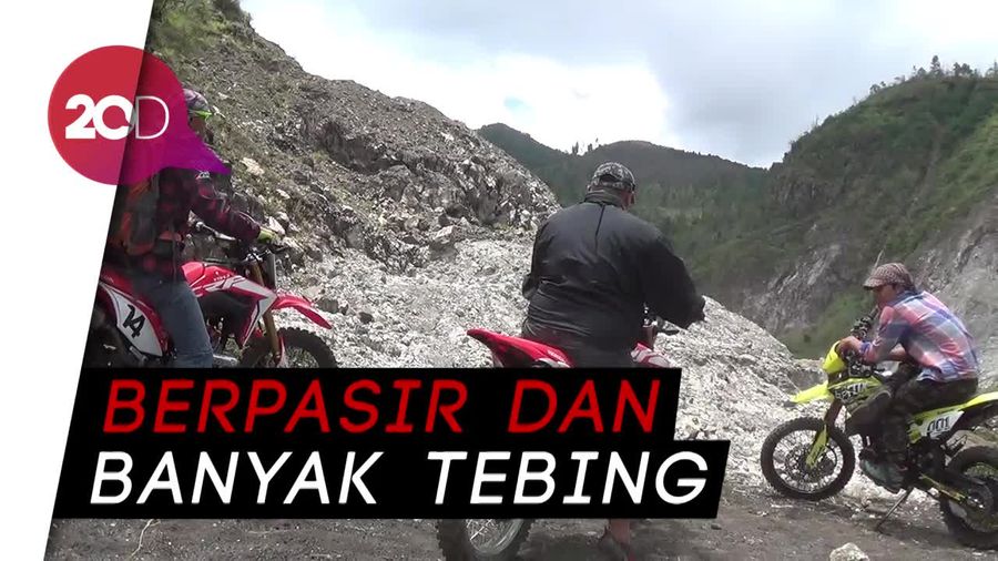 Seru! Main Motor Trail di Kawah Tua Gunung Soputan
