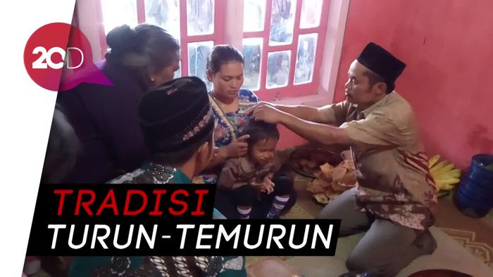 Melihat Tradisi Potong Rambut Gimbal di Merbabu