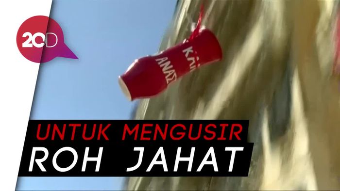 Unik! Tradisi Lempar Pot dari Balkon Rumah saat Paskah