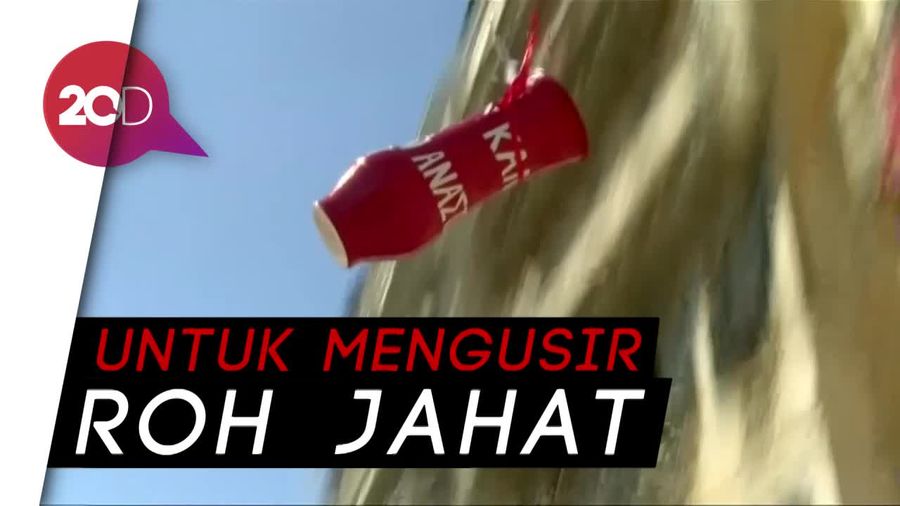 Unik! Tradisi Lempar Pot dari Balkon Rumah saat Paskah